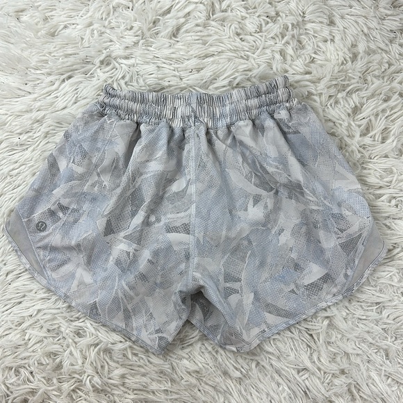 Lululemon Hotty Hot Short II *Long 4" Jasmine White Multi / White - Picture 5 of 5